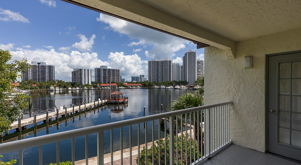 Waterways-Village-Embarcadero-balcony_02